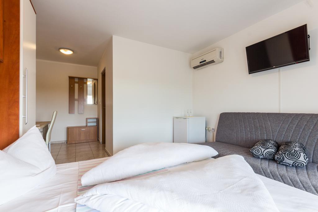 Apartments And Rooms Michaela Fažana Cameră foto
